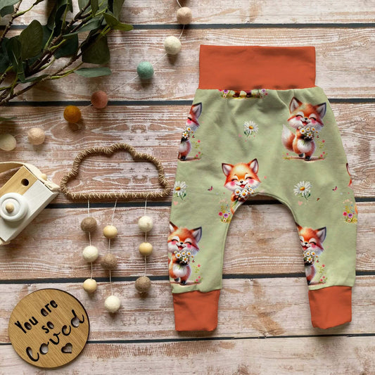 Glücksfuchs Stoff Meterware Detailaufnahme – Kinderstoff Waldtier Fuchs mit Gänseblümchen