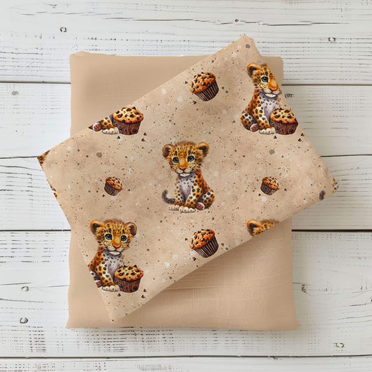 French Terry Meterware oder Jersey Stoff für Kinderkleidung mit süßem Leoparden Baby Motiv und Schoko Muffin