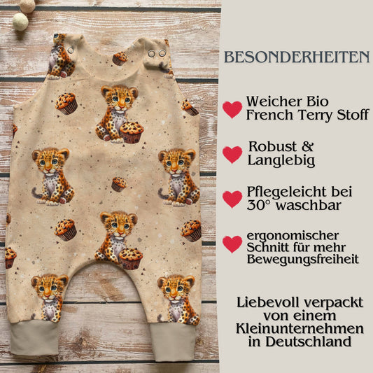 Leo Muffin Baby Strampler Vorderansicht – handgemacht French Terry Geschenk Geburt