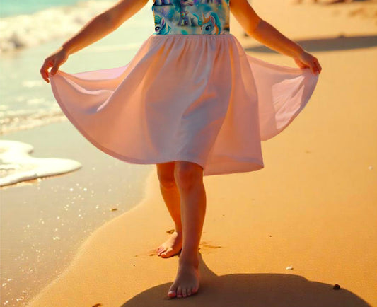 Kleine Ponys Drehkleid rosa Detailaufnahme – handgemachtes Mädchenkleid French Terry
