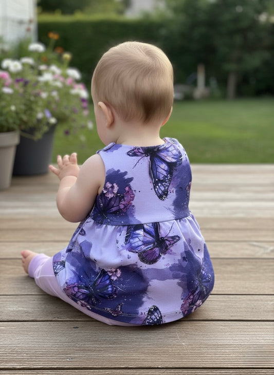 Strampler Kleid Fliederflug Vorderansicht – handgemacht French Terry Babykleidung