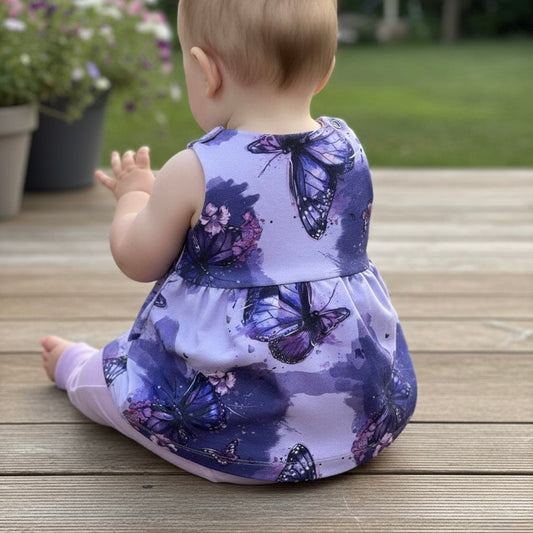 Strampler Kleid Fliederflug Vorderansicht – handgemacht French Terry Babykleidung