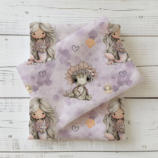 Meterware Stoff als Jersey oder French Terry, mit einer Meerjungfrau und einer Schildkröte. Lila Hintergrund Herzen und Muscheln.