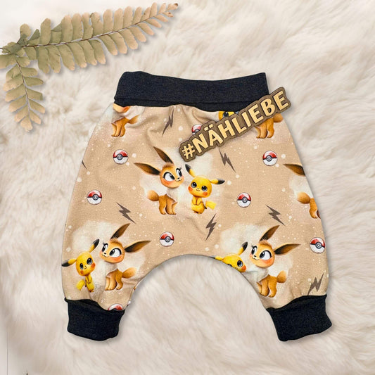 Handgemachte Baby Hose mit umgeschlagenen Bündchen, so trägst du sie zuerste, wenn Sielangsam zu klein wird, schlägst du die Bündchen um und kannst sie noch länger tragen