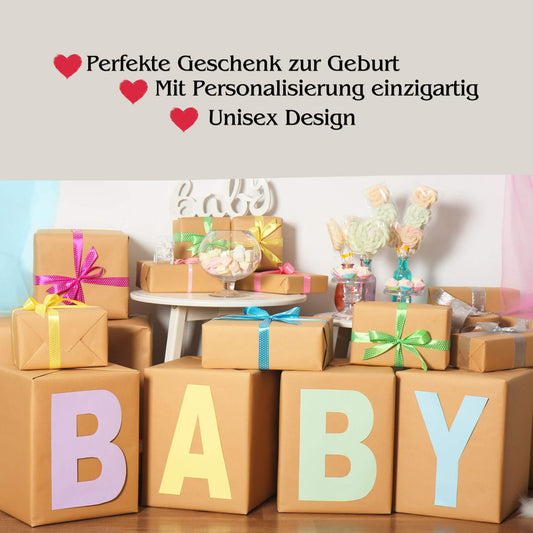 Baby-Geschenkset zur Geburt mit großen Geschenkboxen, Baby-Schriftzug, farbigen Bändern, Süßigkeiten und Tischdeko, ideal als individuelles Babyparty- oder Geburtsgeschenk im Unisex-Design.