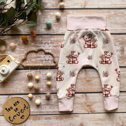 Nähbeispiel: Baby Pumphose mit Waldtiere-Stoffdesign in Rosa, liebevoll genäht. Perfekt für kreative DIY-Kinderkleidung.