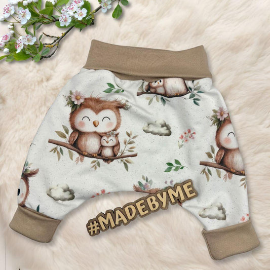 Nachhaltige Baby Pumphose aus Bio Jersey mit Eulenmotiv und beigen Bündchen, handgemachte Babybekleidung