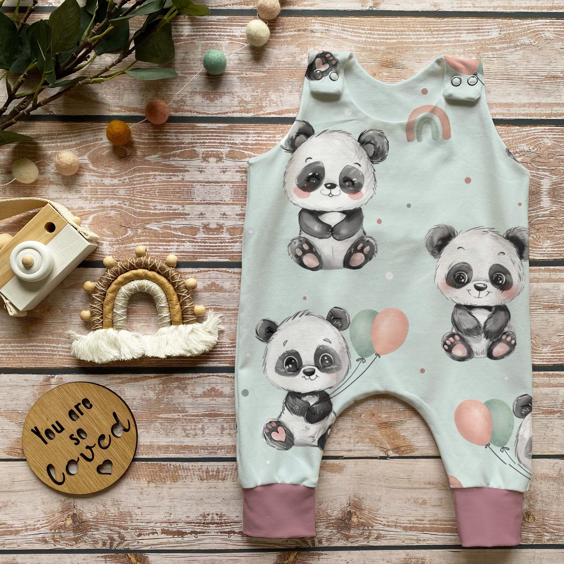 Baby Strampler Panda altrosa handgemacht French Terry – Babykleidung Handmade by Kati