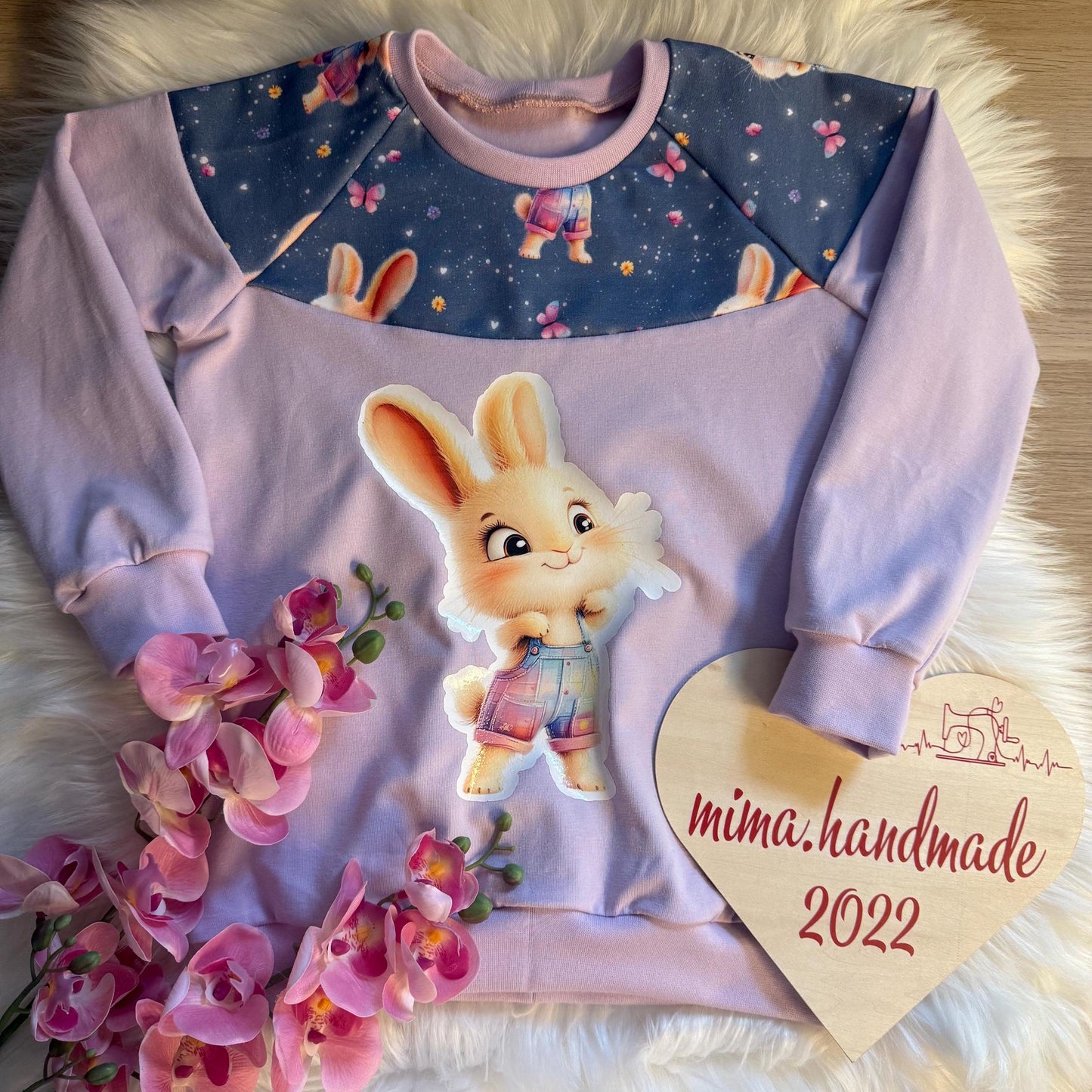 Nähbeispiel: Gemütliches Sweatshirt für Kinder aus weichem Stoff mit verspieltem Osterhasen Motiv und passenden Bügelbild.
