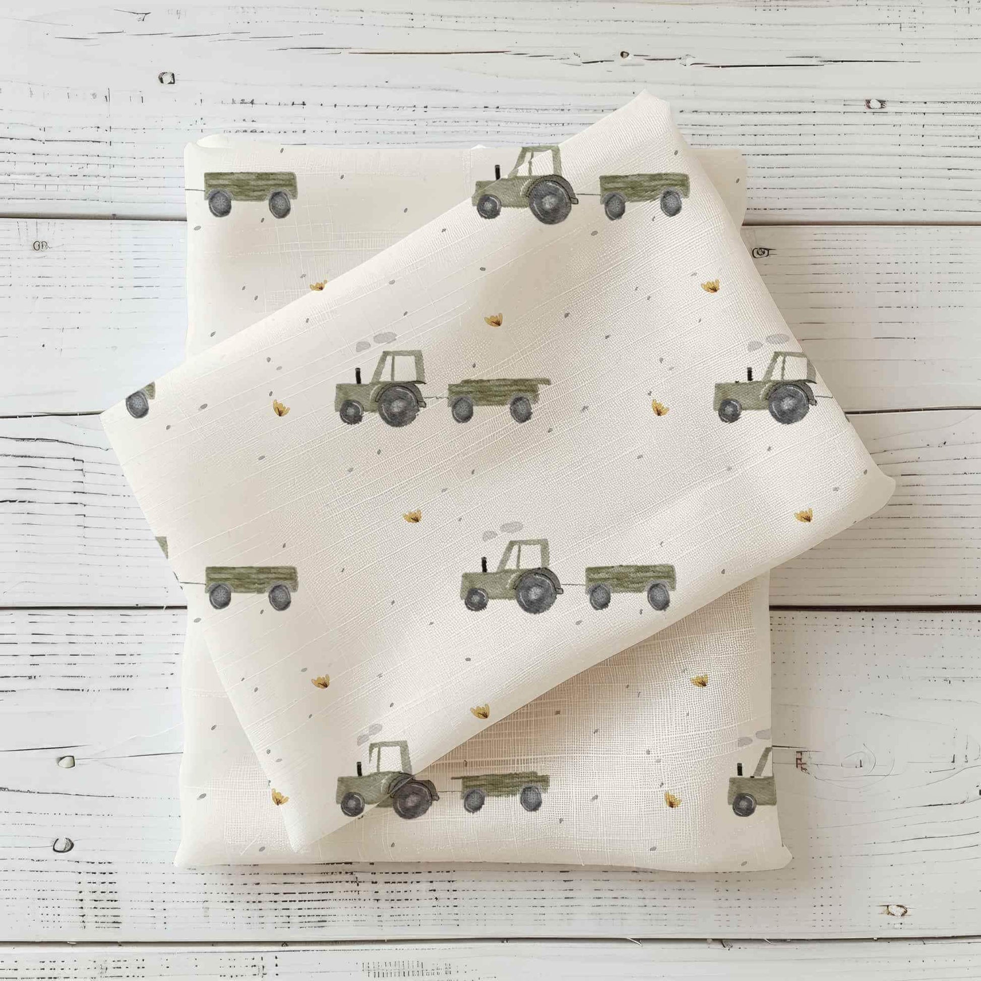 French Terry oder Jersey mit handgezeichneten grünen Traktoren, ideal für Kinderbekleidung, schadstofffrei und hautfreundlich