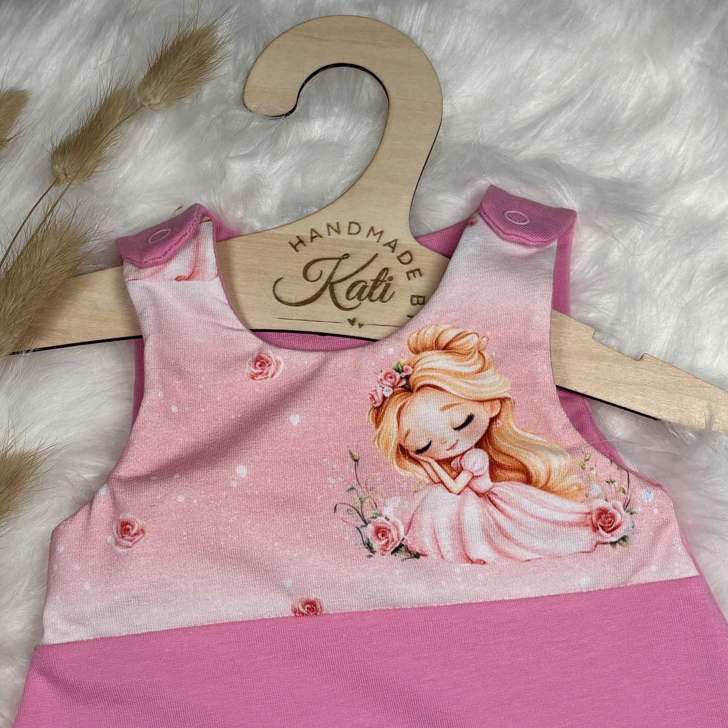 Baby Strampler Sleeping Rose | handgenäht | Gr. 56 & 74