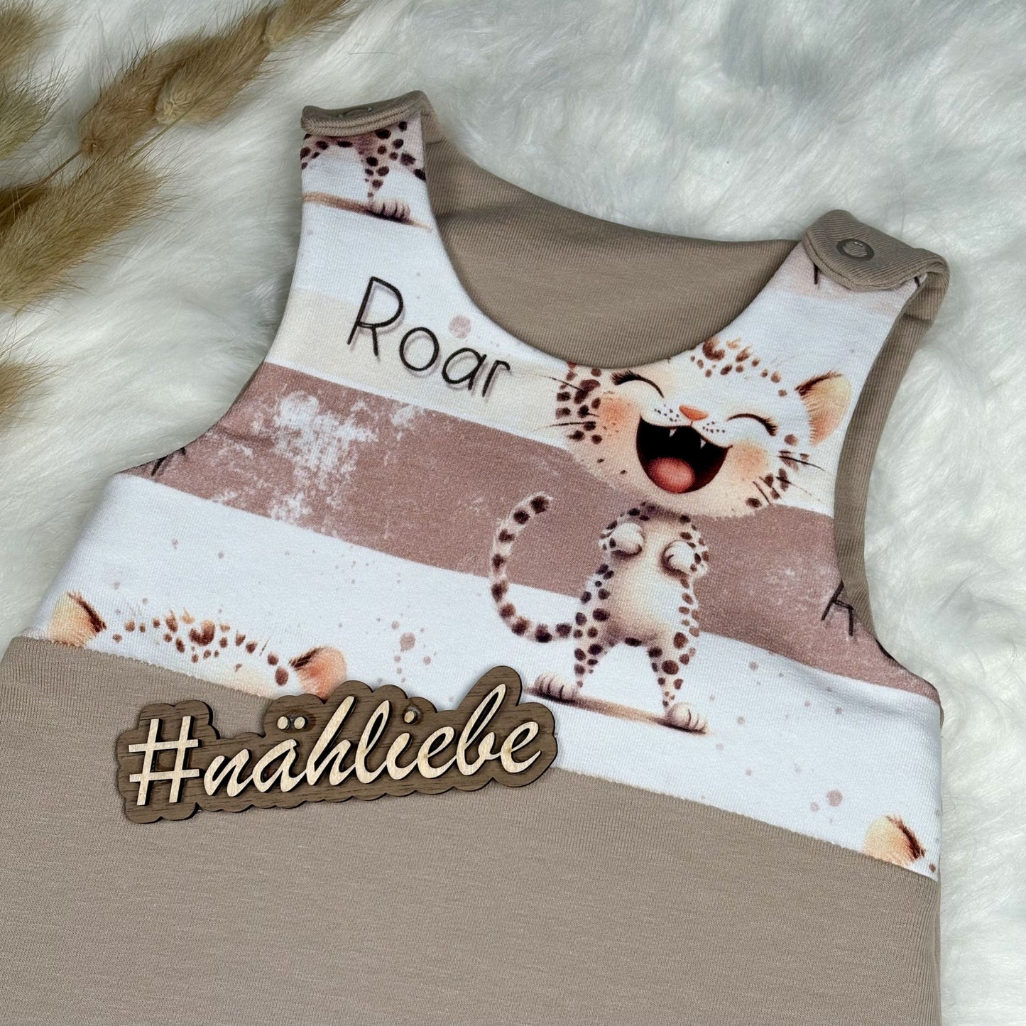 Baby Strampler ROAR Leo | handgenäht | Gr. 68 & 74