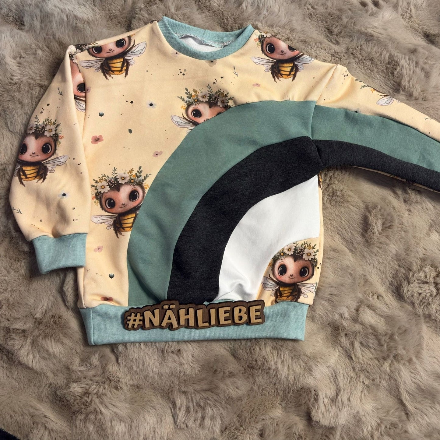 Bienen Kinderstoff Meterware Detailaufnahme – Honig Blumen Jersey Nähprojekt