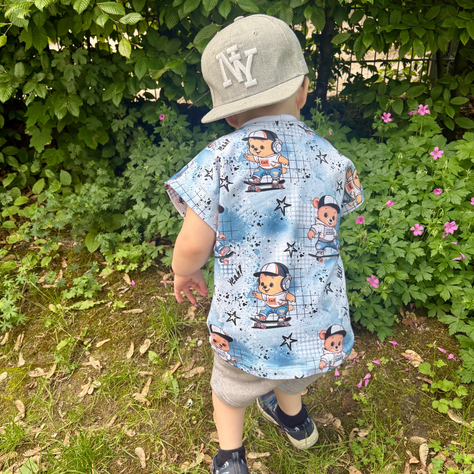 Skater Bär Stoff Farbvariante – Kinderstoff Meterware Tiermotiv Bär