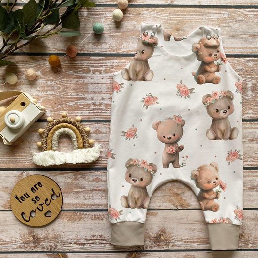 Baby Strampler kleine Bären beige handgemacht French Terry – Handmade by Kati