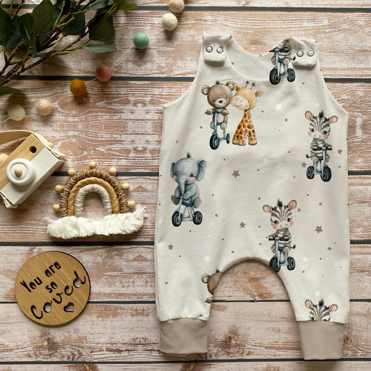 Baby Strampler kleine Abenteurer beige handgemacht French Terry – Handmade by Kati