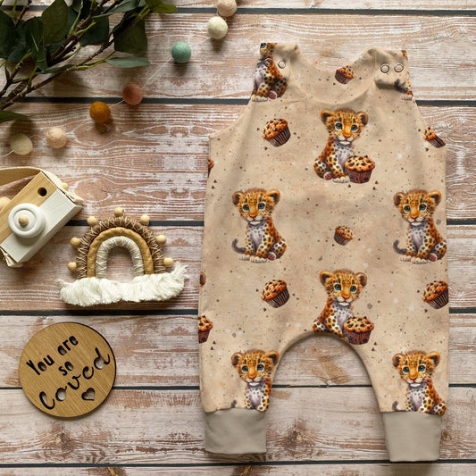 Baby Strampler Leo mit Muffin handgemacht French Terry – Handmade by Kati