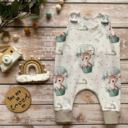 Bio Baby Strampler mit verstärkten Knöpfen, robust und langlebig, perfekt für empfindliche Babyhaut mit beigem Bündchen