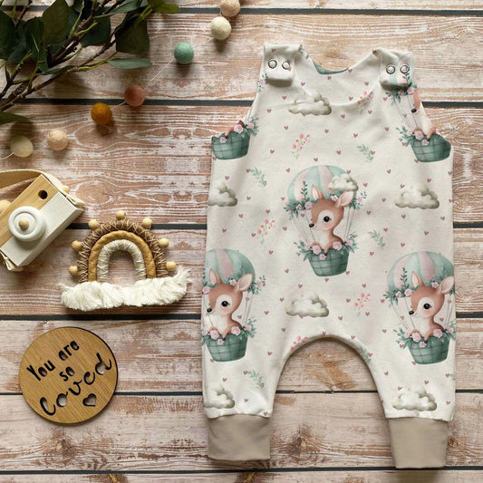Bio Baby Strampler mit verstärkten Knöpfen, robust und langlebig, perfekt für empfindliche Babyhaut mit beigem Bündchen