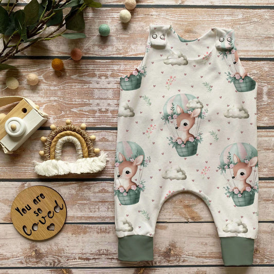 Bio Baby Strampler mit verstärkten Knöpfen, robust und langlebig, perfekt für empfindliche Babyhaut mit antikmint Bündchen