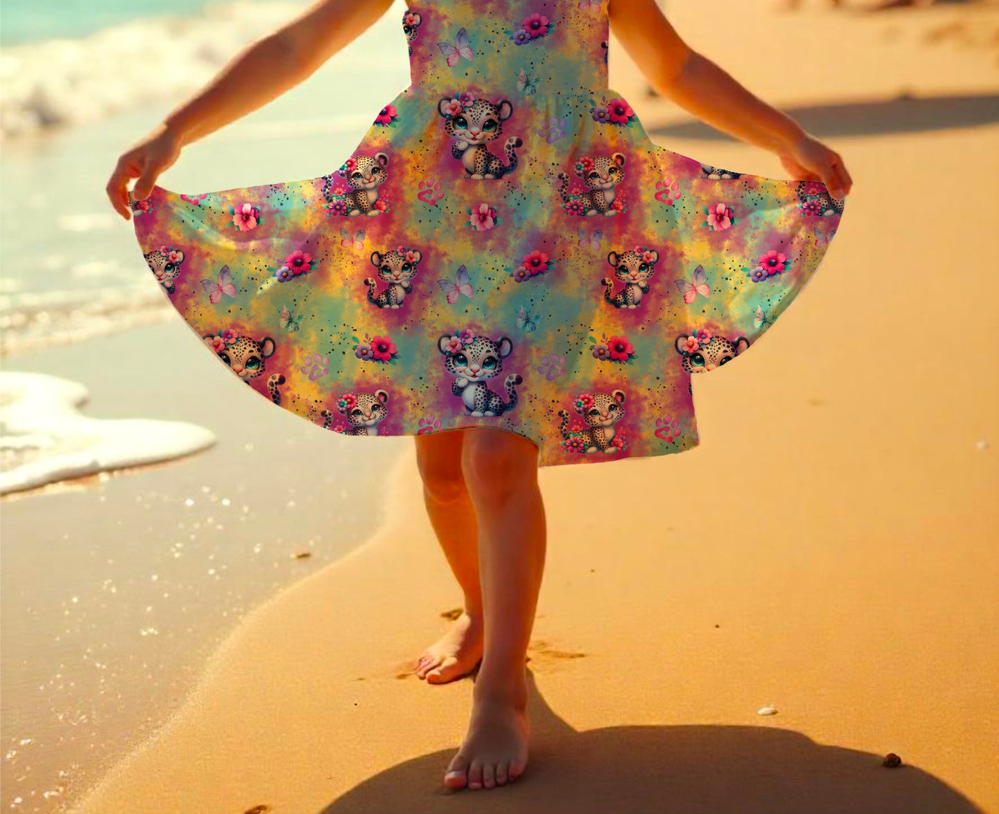 Baby Leo Drehkleid Mädchen Detailaufnahme – French Terry handgemacht Leopard