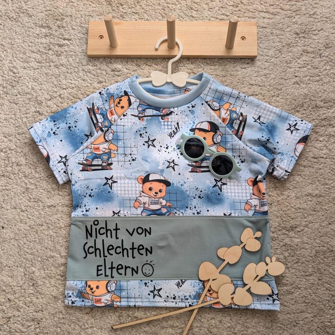 Skater Bär Stoff Meterware Detailaufnahme – cooler Bär mit Skateboard auf Jersey