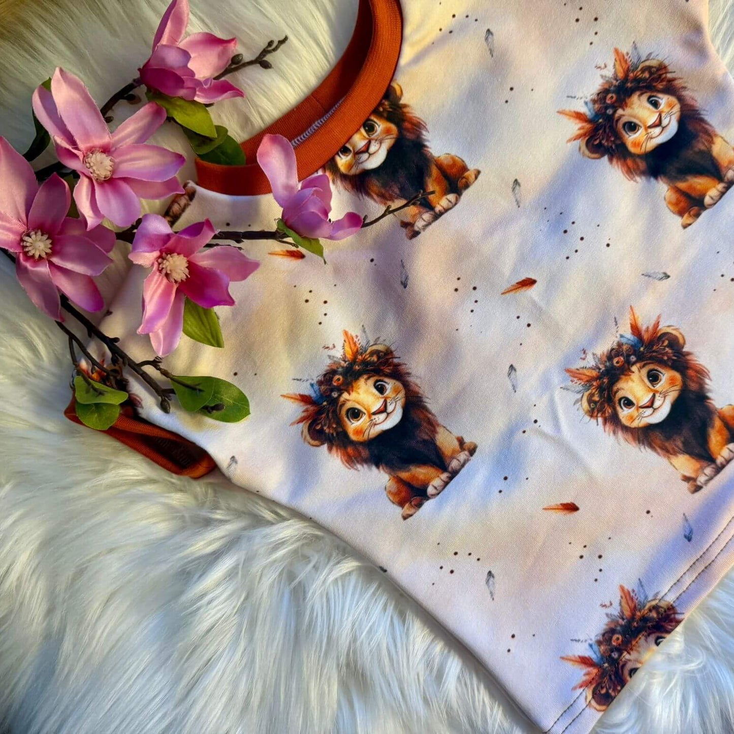 Kleiner Löwe Safari Stoff Detailaufnahme – Kinderstoff Löwe Jersey Meterware