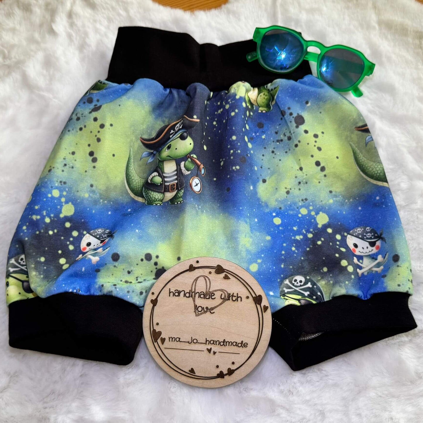 Dino Piraten Stoff Meterware Detailaufnahme – Kinderstoff Dinosaurier Jungen
