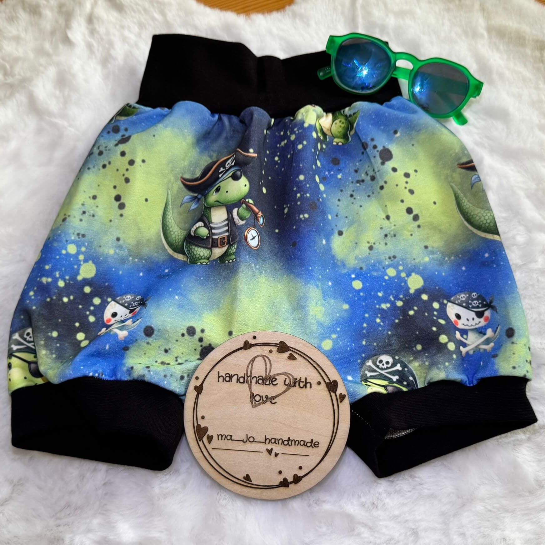 Dino Piraten Stoff Meterware Detailaufnahme – Kinderstoff Dinosaurier Jungen