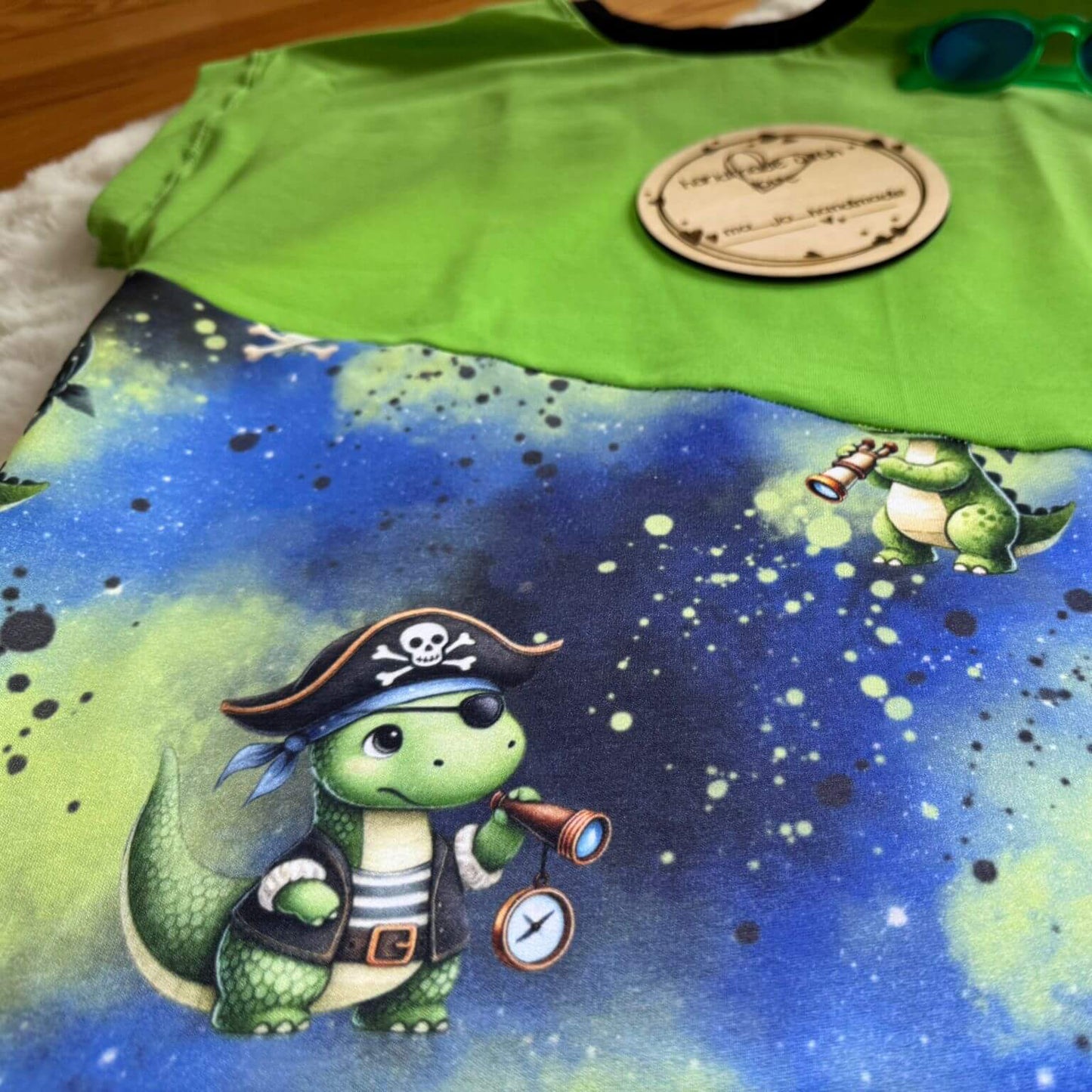 Dino Piraten Kinderstoff Farbvariante – Dinosaurier Pirat Jersey Meterware