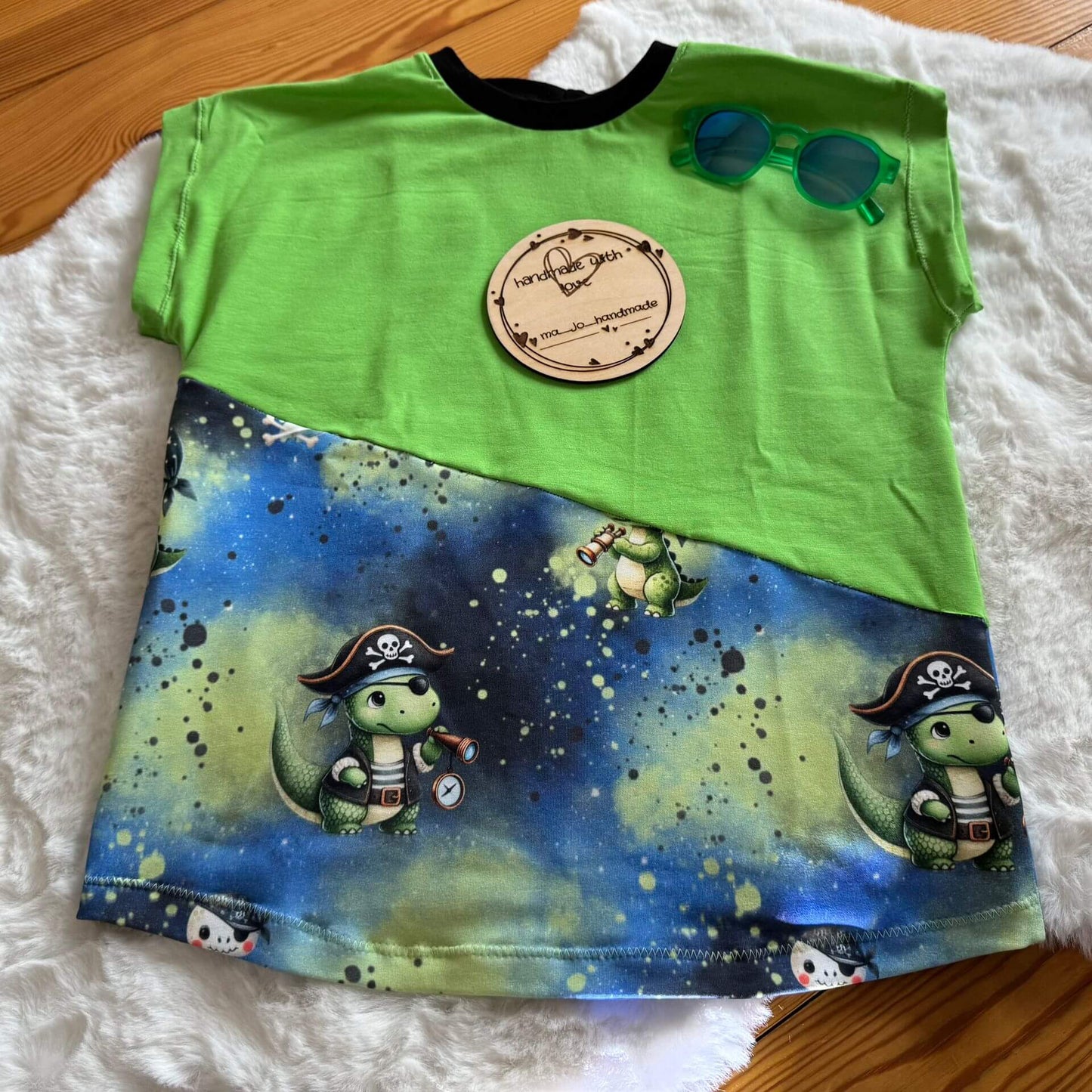 Dino Piraten Stoff Rib Jersey – Kinderstoff Dinosaurier Motiv Meterware