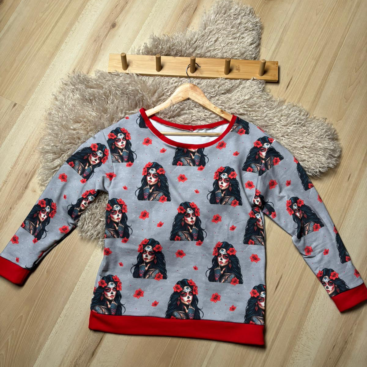 La Catrina Red Grey French Terry Meterware – Totenkopf Kinderstoff Nähprojekt