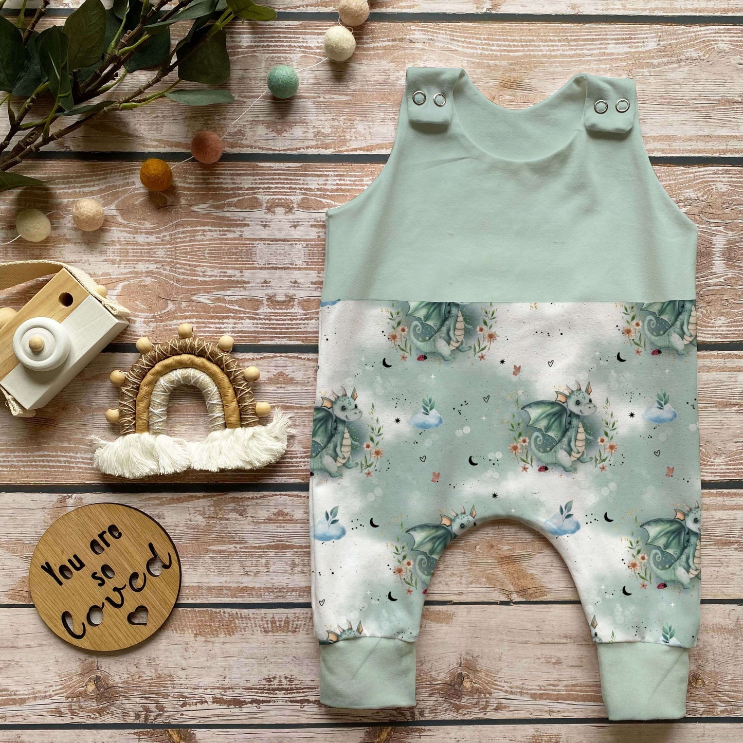Baby Strampler Drache mint geteilt handgemacht French Terry – Handmade by Kati