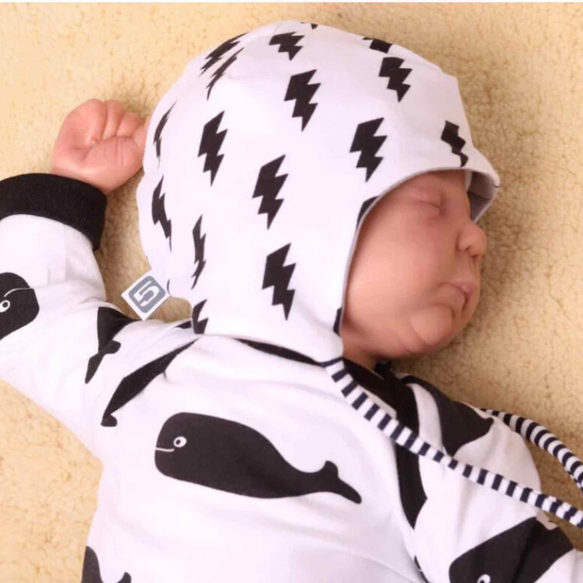 Baby Mütze Löwe mit Bindebändchen Detailaufnahme – handgemacht personalisierbar