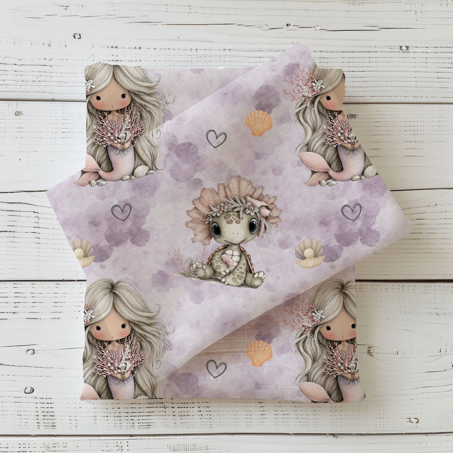 Meterware Stoff als Jersey oder French Terry, mit einer Meerjungfrau  und einer Schildkröte. Lila Hintergrund Herzen und Muscheln.