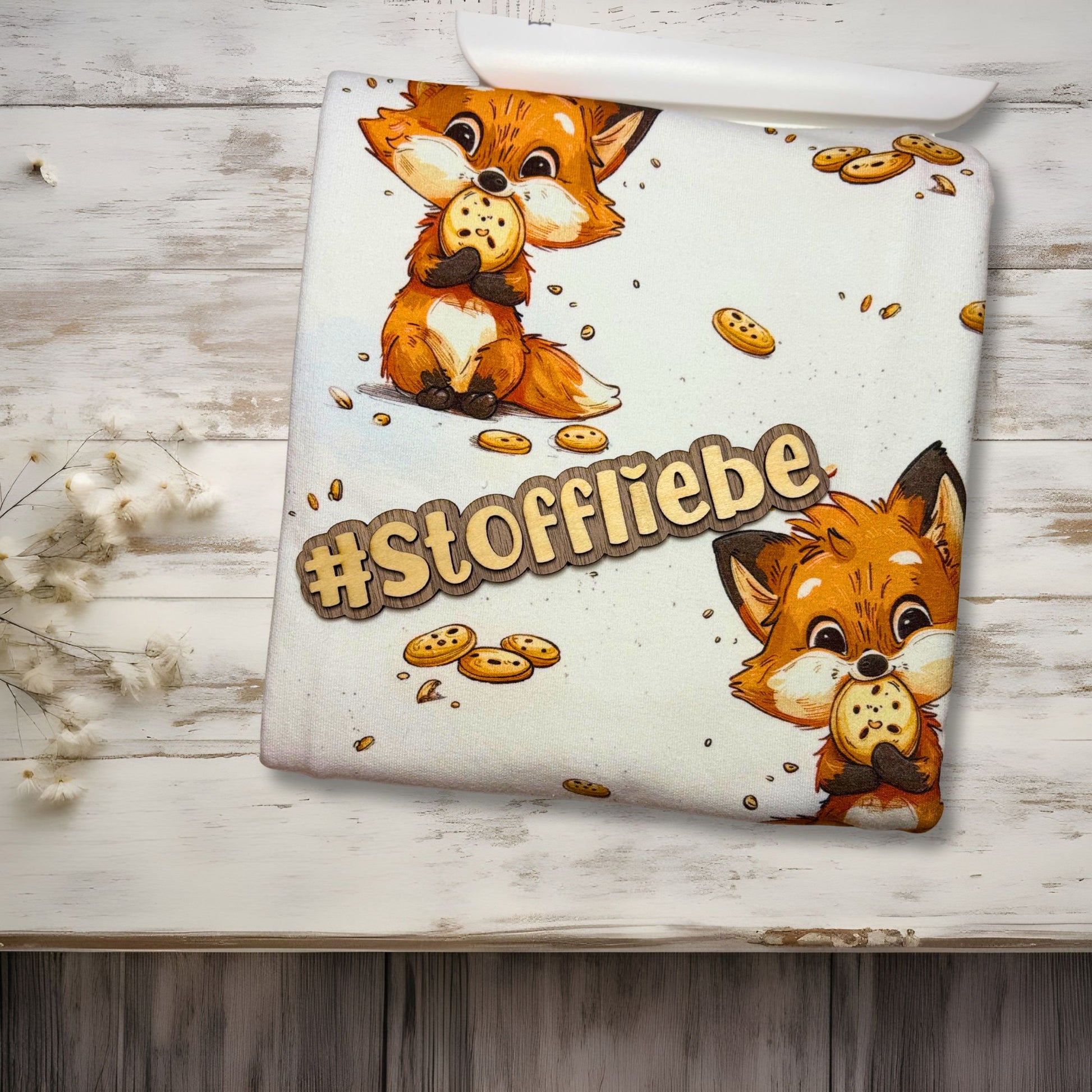 Fuchs mit Cookie Stoff – liebevoll illustriertes Fuchsdesign mit Cookie – erhältlich als Jersey, French Terry oder Rib Jersey Meterware für Kinderkleidung