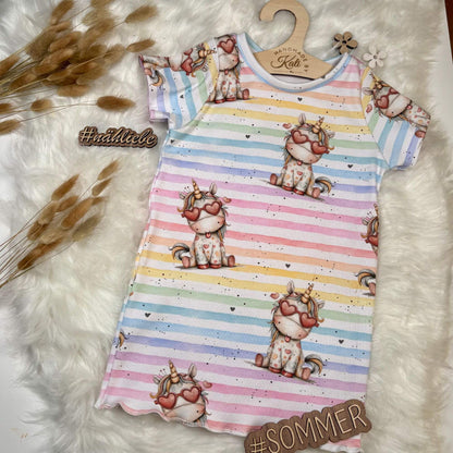 Handmade Kinder Sommer Shirt mit Einhorn Regenbogen Motiv aus Rib Jersey, leichtes Mädchenkleid für Baby und Kinderkleidung mit bunten Streifen und süßem Einhornmotiv