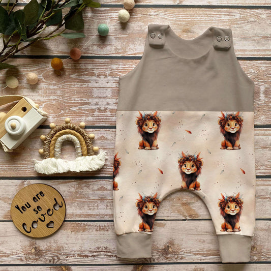 Baby Strampler Löwe beige geteilt handgemacht French Terry – Handmade by Kati