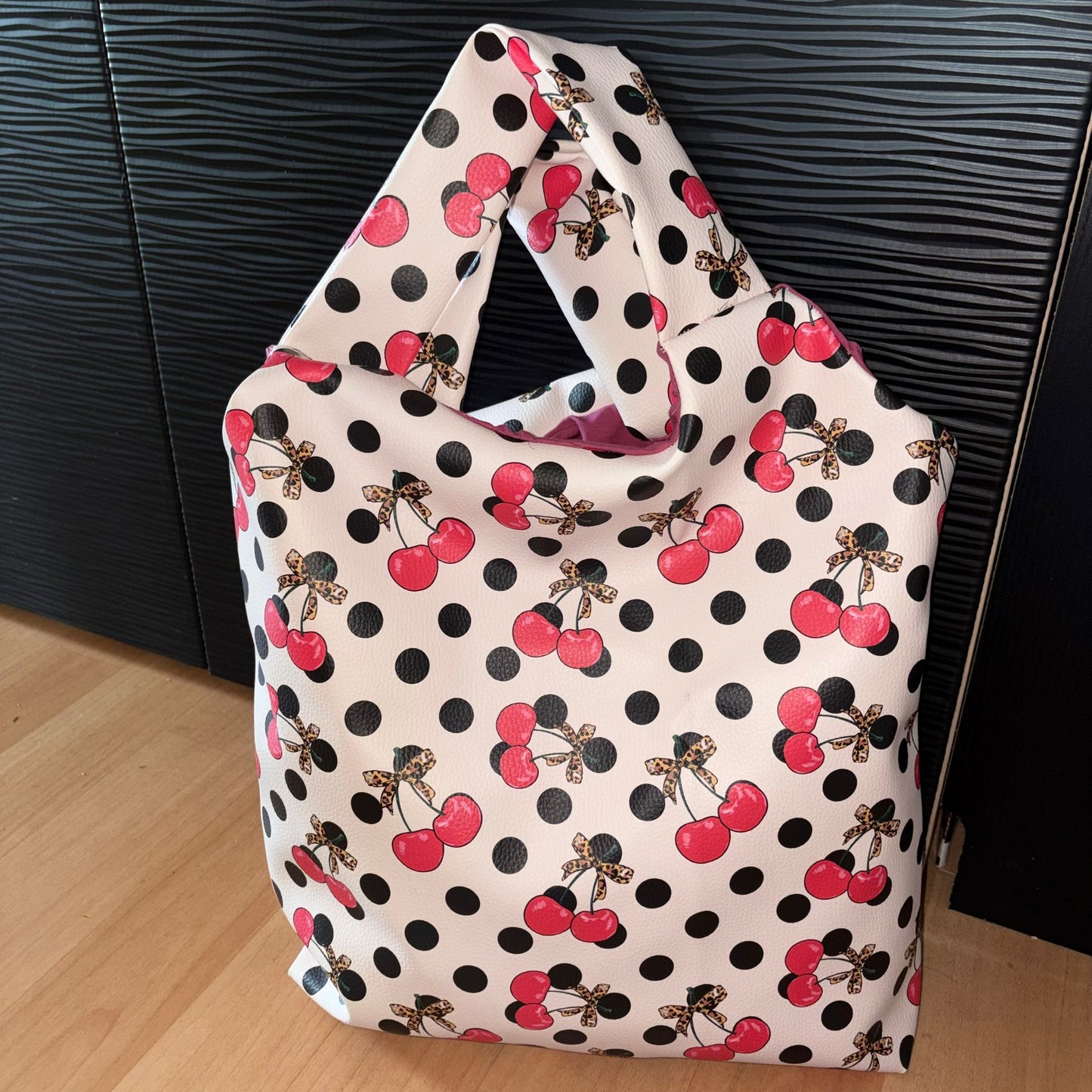 Leo Kirschen Stoff Meterware Detailaufnahme – Leopard Kirschen Kinderstoff Jersey