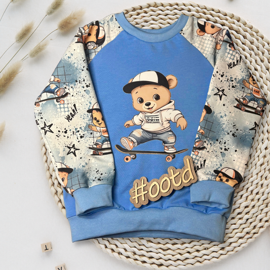 Kinder Sweatshirt Skater Bär blau handgemacht French Terry – Handmade by Kati
