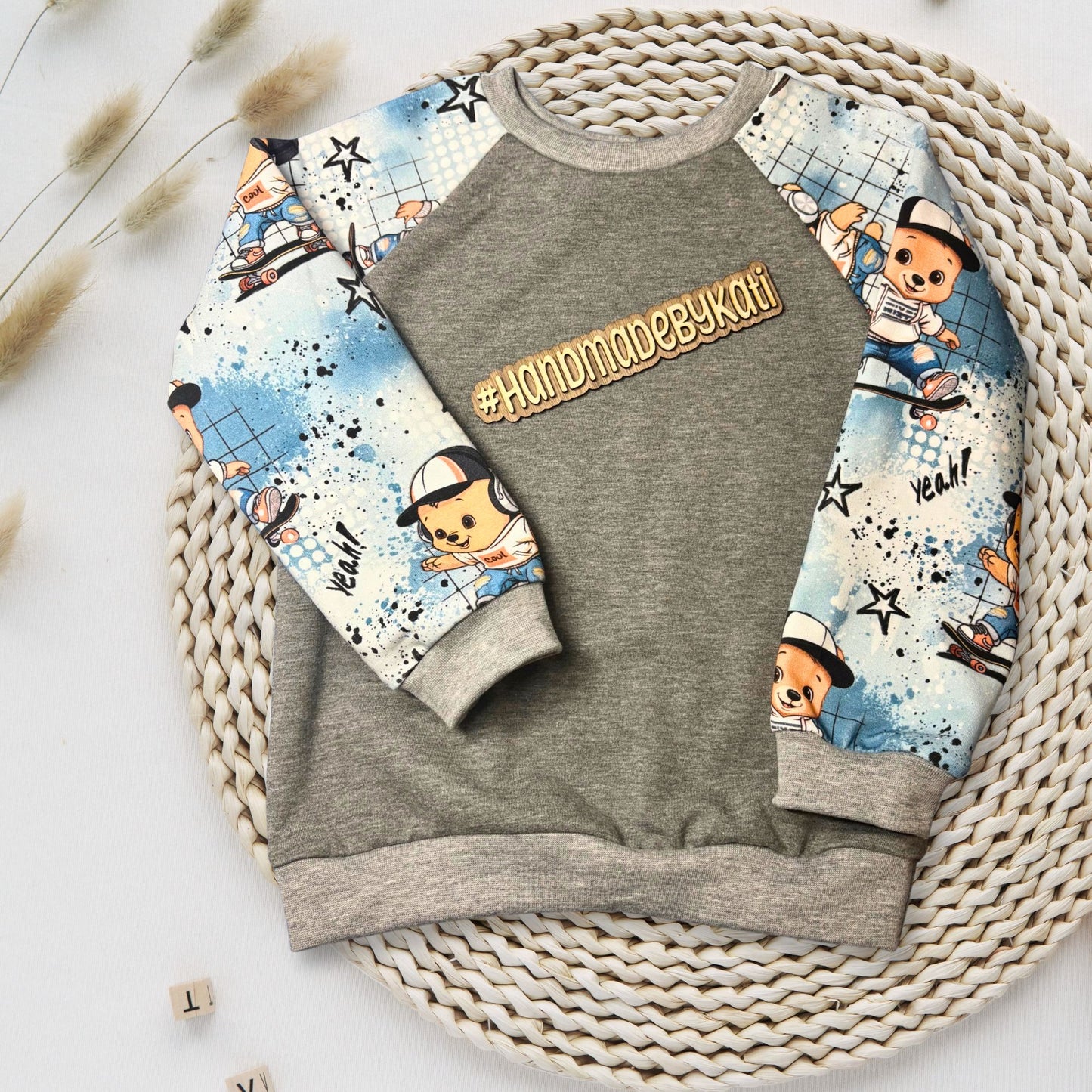 Kinder Raglan Sweatshirt Skater Bär grau handgemacht French Terry – Handmade by Kati