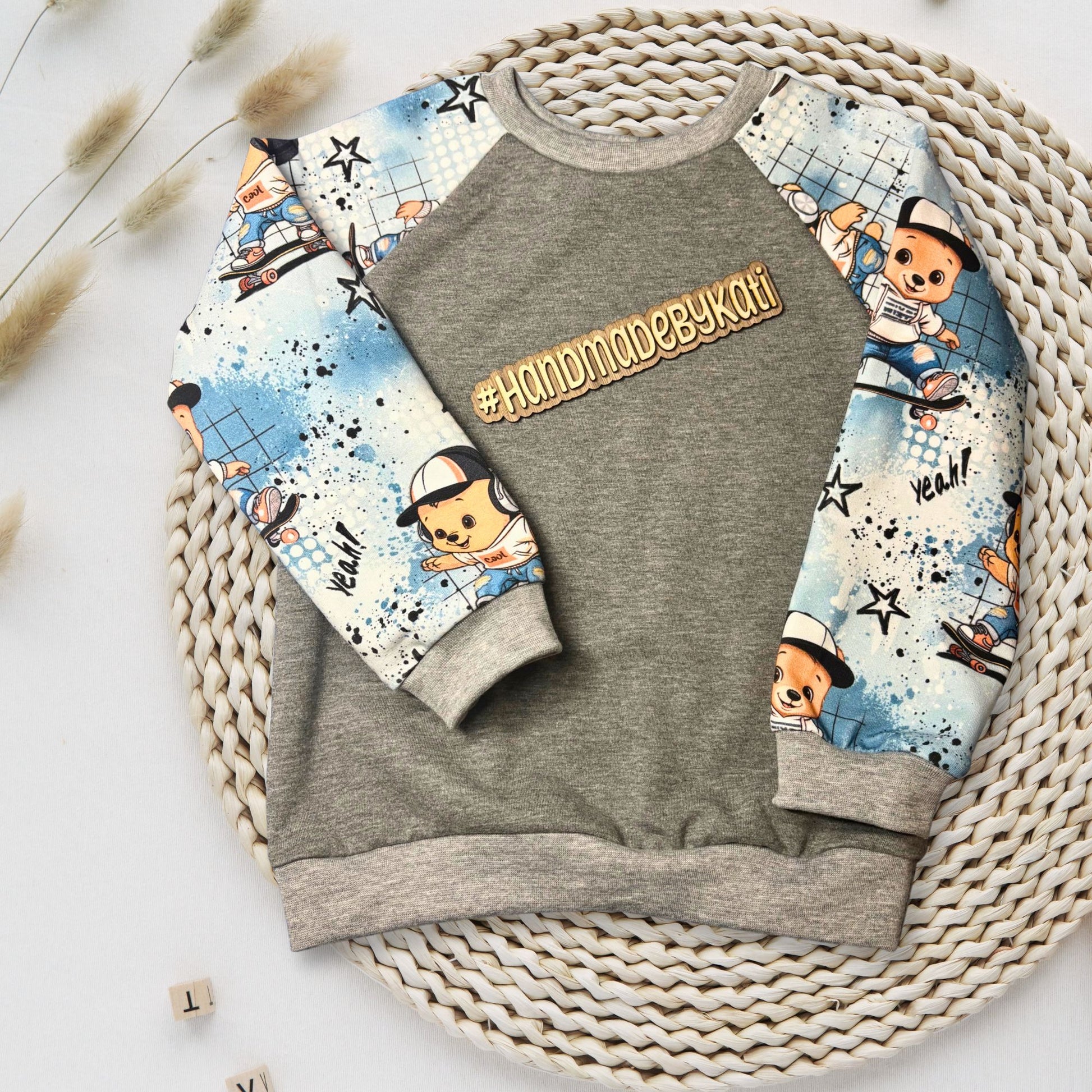 Kinder Raglan Sweatshirt Skater Bär grau handgemacht French Terry – Handmade by Kati