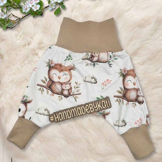 Handgemachte Baby Pumphose aus Bio Jersey mit süßem Eulenmotiv, bequeme Mitwachshose mit beigen Bündchen