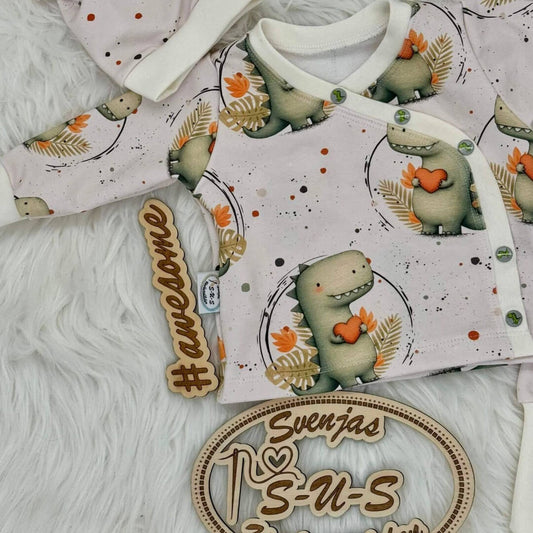 Handmade Baby Wickeljacke mit niedlichem Dinosaurier Motiv und Herz, weiche Kinderkleidung für Herbst und Winter, liebevoll genähte Babyjacke in Naturtönen