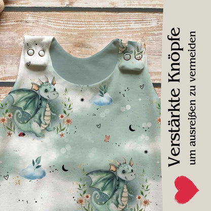 Baby Strampler Drachen Detailaufnahme – handgemacht personalisierbar French Terry