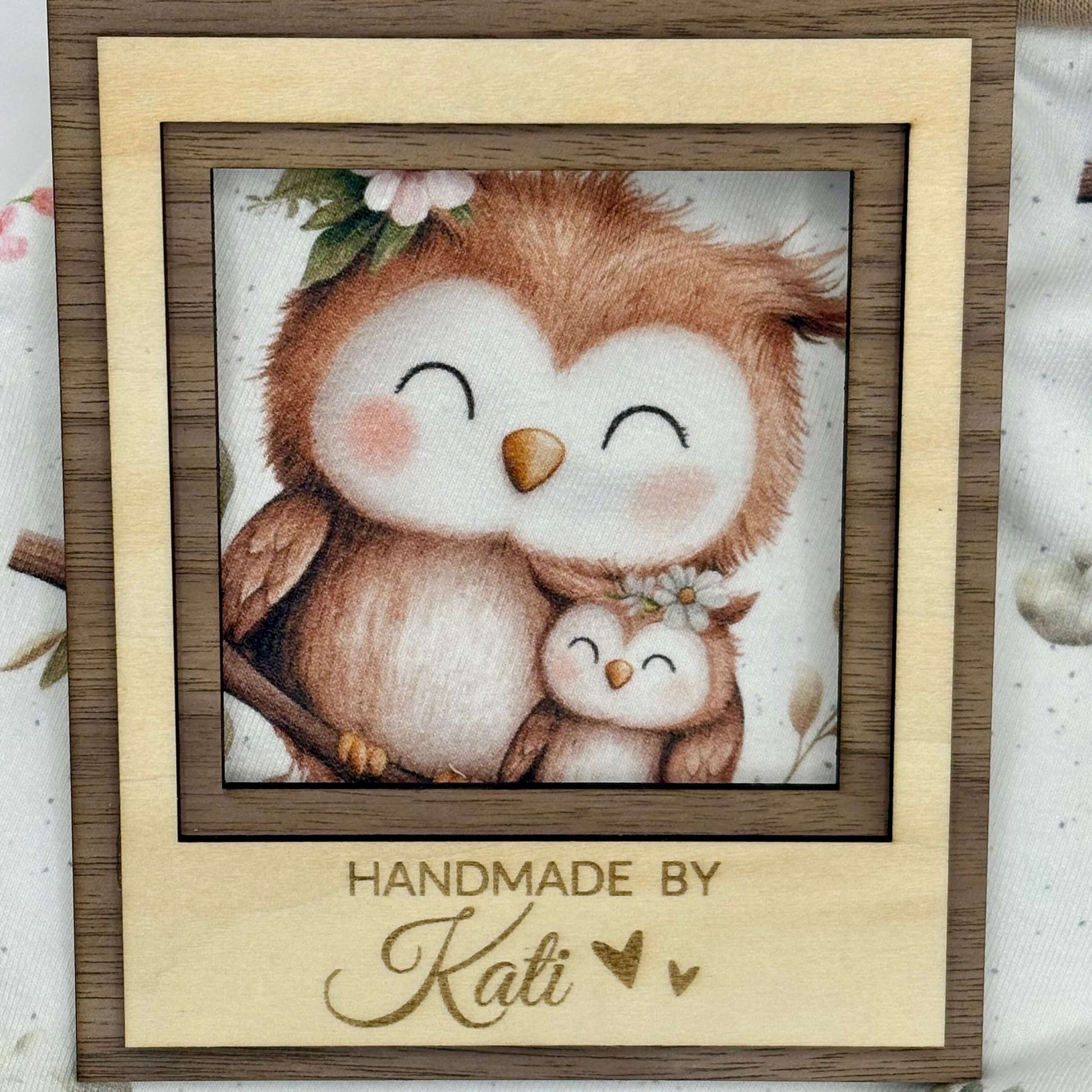 Handmade Holzlabel mit liebevollem Eulenmotiv, Mama und Baby Eule, personalisiert für Baby- und Kinderkleidung