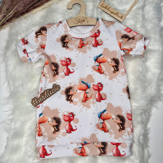 Handmade Kinder T-Shirt aus Rib Jersey mit Drachen und Igel Motiv „Drachenfreunde“ – kurzärmeliges Sommer Shirt für Kinder