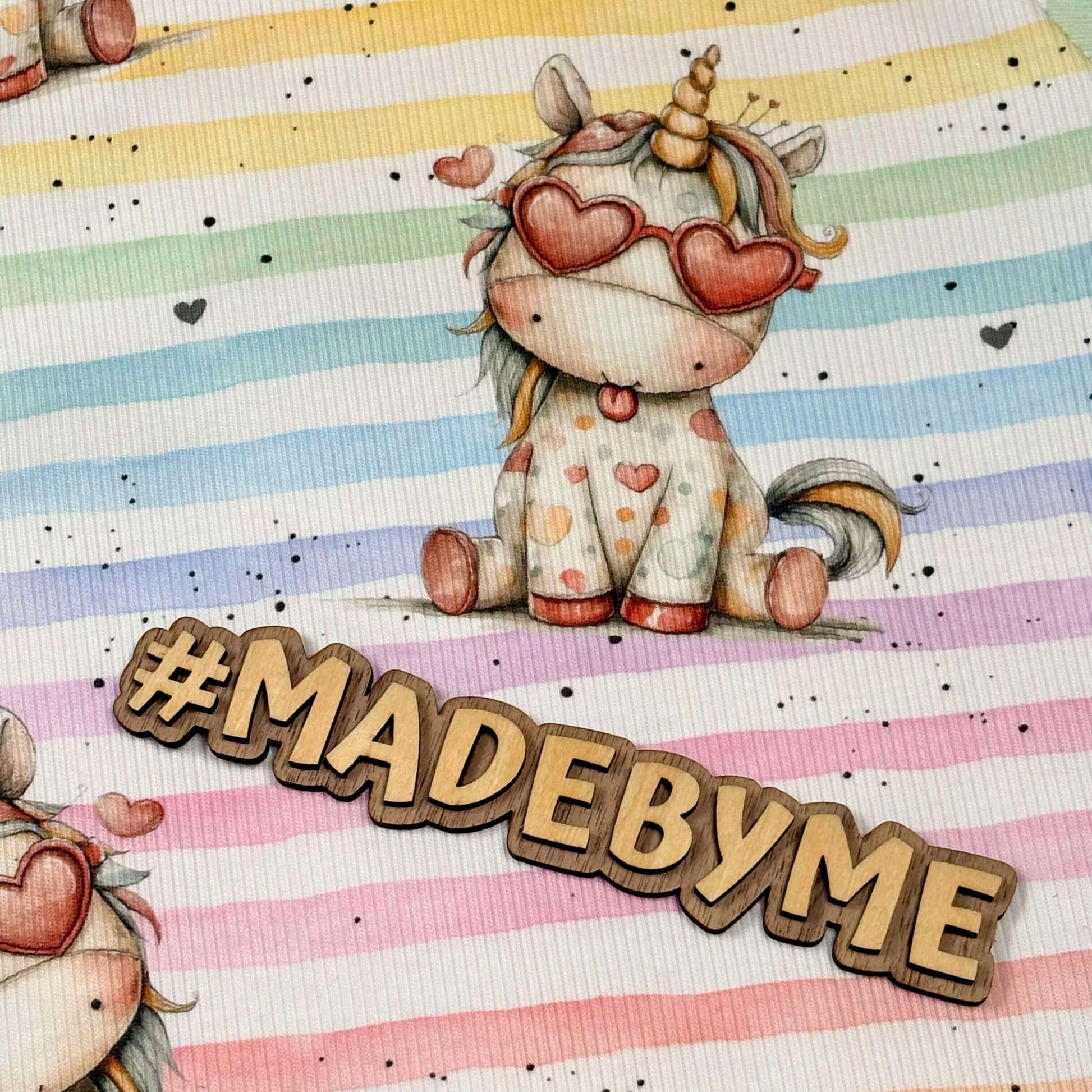 Kinderstoff Einhorn mit Herzbrille auf Regenbogen Streifen Hintergrund, Rib Jersey Stoff Meterware für Baby und Kinderkleidung mit süßem Einhornmotiv