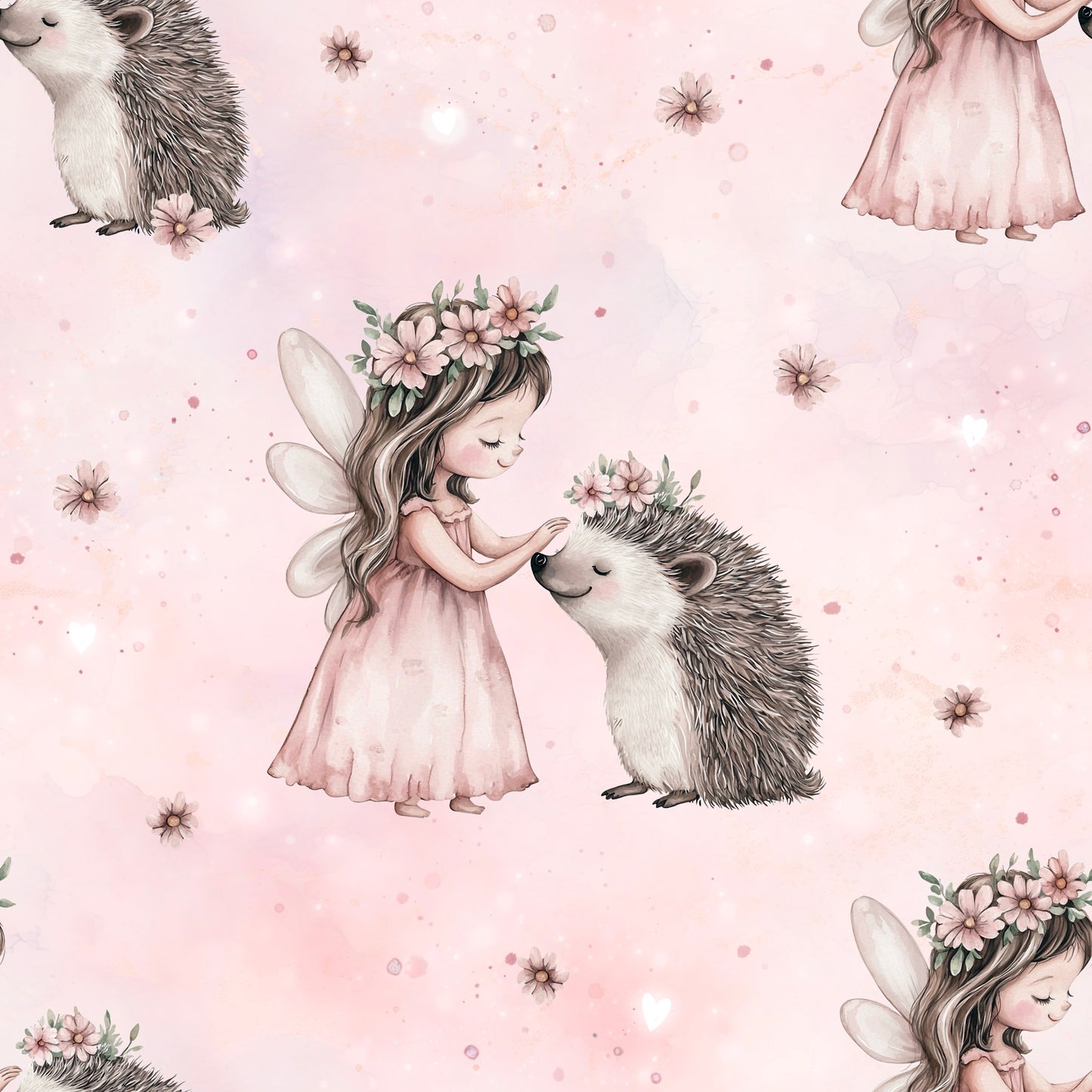 Nahtloses Stoffmuster im Aquarell-Stil mit einem kleinen Elfen-Mädchen im rosa Kleid, das einen Igel mit Blumenkranz streichelt, auf einem zartrosa Hintergrund mit Streublumen.